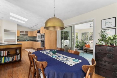 Location, lifestyle, and timeless mid-century charm come - photo 10