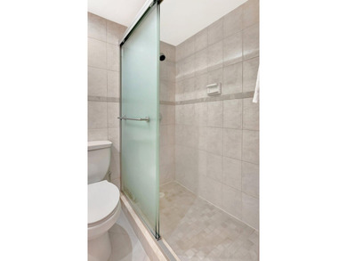 Light, Bright & Beautiful! Welcome to this spacious and stylish - photo 16