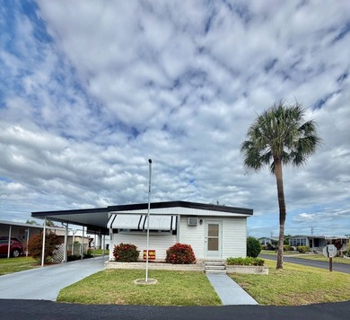 Welcome to this beautifully maintained 1,104 square foot - photo 2