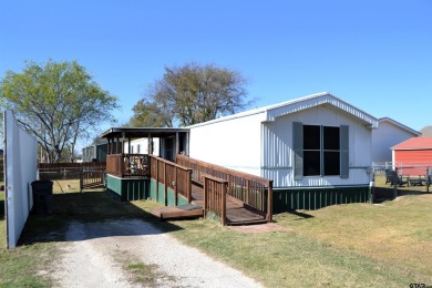 3-bedroom, 2-bathroom single-wide home featuring a split floor - Lake Home For Sale in Quitman, Texas