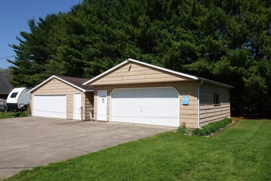 Very well-maintained, open-concept lakefront home on Fish Lake! - photo 3