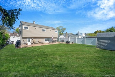 Immaculate, move-in ready multi-level home located in the heart - photo 25