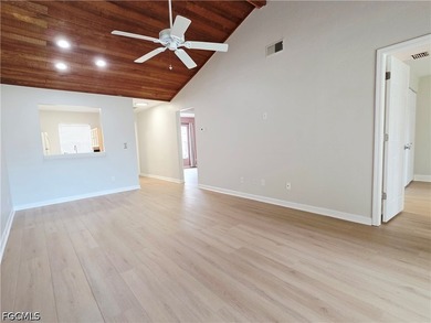 Nice open attached villa with newer Laminate flooring, vaulted - photo 3