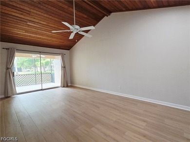 Nice open attached villa with newer Laminate flooring, vaulted - photo 4