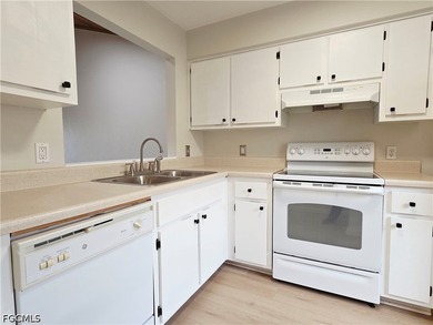 Nice open attached villa with newer Laminate flooring, vaulted - photo 9