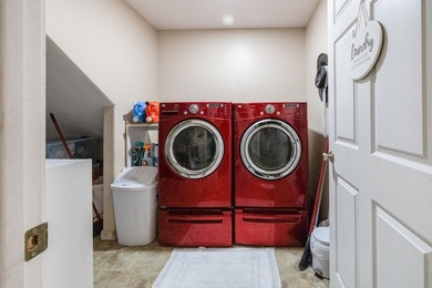 Welcome to this spacious 3-bedroom, 3-bathroom home located in - photo 25
