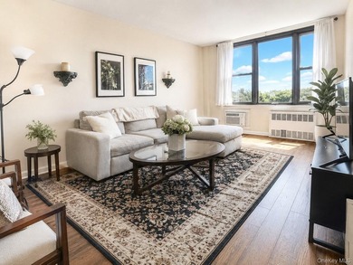 Welcome home to this bright and inviting top-floor one-bedroom - photo 1
