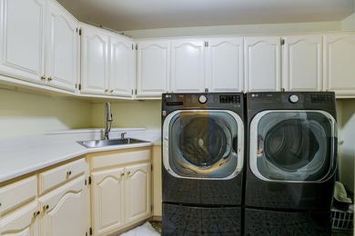 Check out this 4 bed 3.5 bath luxury home in the Heart of - photo 39