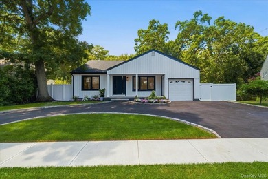 Welcome to 378 Lakeshore Boulevard, a spectacular fully - photo 4
