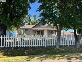 Dexter Lake Home For Sale in Dexter Oregon