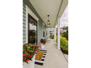 Nestled right in the heart of a high-energy, lively neighborhood - photo 4