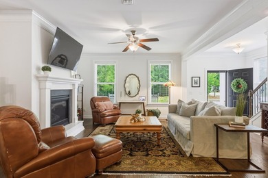 Nestled right in the heart of a high-energy, lively neighborhood - photo 8