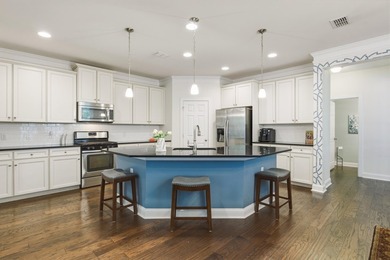 Nestled right in the heart of a high-energy, lively neighborhood - photo 10