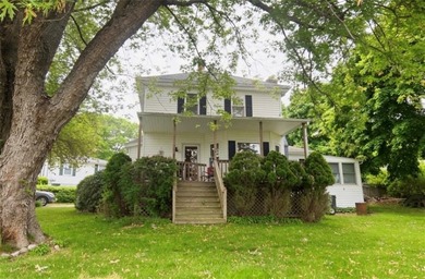 Charming well maintained 3-Bed, 2-Bath Home with Distant Water - photo 1