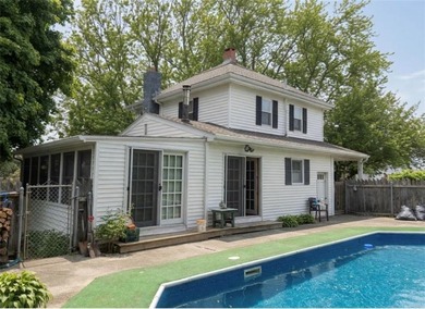 Charming well maintained 3-Bed, 2-Bath Home with Distant Water - photo 3