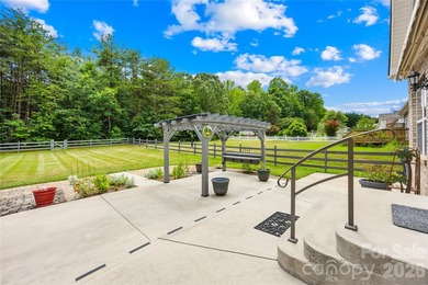 Sought-after, all-brick ranch-style home featuring 4 bedrooms, 3 - photo 41