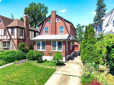 This classic Colonial on a private mid-block lot in Flushing - photo 2
