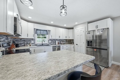 LAKEFRONT 4 bedrooms, 3 full baths with a wonderful view on - photo 11