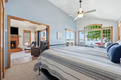 LAKEFRONT 4 bedrooms, 3 full baths with a wonderful view on - photo 14