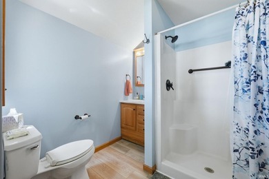 LAKEFRONT 4 bedrooms, 3 full baths with a wonderful view on - photo 15