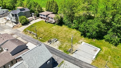 LAKEFRONT 4 bedrooms, 3 full baths with a wonderful view on - photo 35