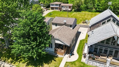 LAKEFRONT 4 bedrooms, 3 full baths with a wonderful view on - photo 39