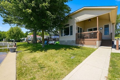 LAKEFRONT 4 bedrooms, 3 full baths with a wonderful view on - photo 40