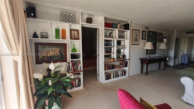 Beautiful large apartment with open dining and living room area - photo 6