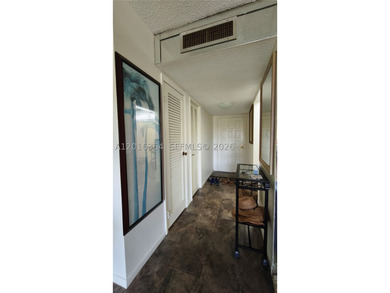 Beautiful large apartment with open dining and living room area - photo 8