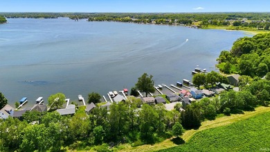 LAKEFRONT 4 bedrooms, 3 full baths with a wonderful view on - photo 50