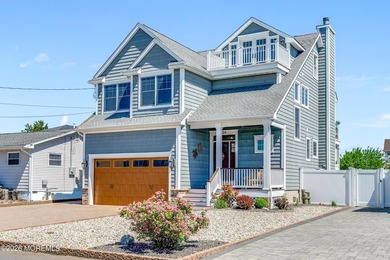 Stunning custom-designed 4BR, 3BA waterfront home on a wide - photo 2
