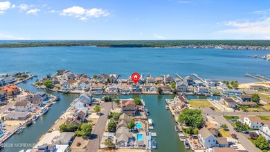 Stunning custom-designed 4BR, 3BA waterfront home on a wide - photo 4