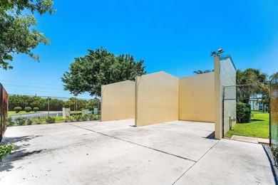Impeccably maintained residence in the gated community of Palm - photo 36