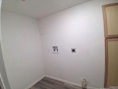 *The charming single residence in the zipcode 78221 offers