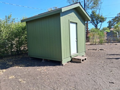 *The charming single residence in the zipcode 78221 offers