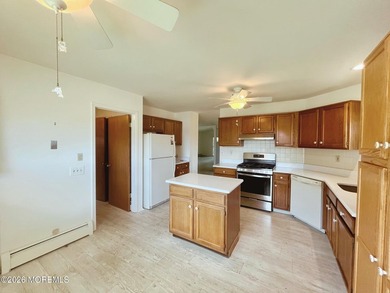 Welcome to this well-maintained Bay Breeze model in the - photo 7