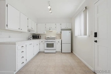 Top-Floor End Unit + Quiet Courtyard Location + Prime Clairemont - photo 8