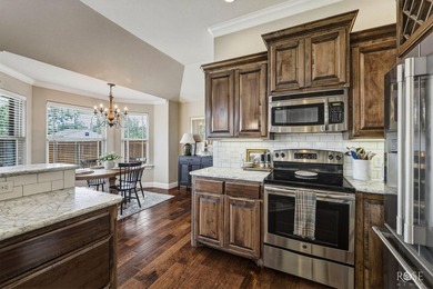 Immaculate and move-in ready, this beautifully maintained - photo 13
