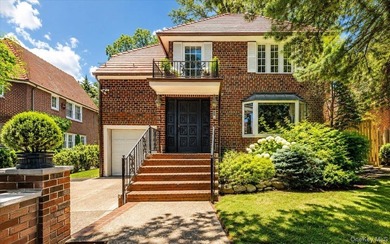 Welcome to Forest Hills Gardens! One of Queens' most coveted - photo 2
