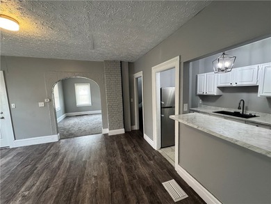 Welcome home to this beautifully remodeled 3 bedroom, 1 bathroom - photo 23