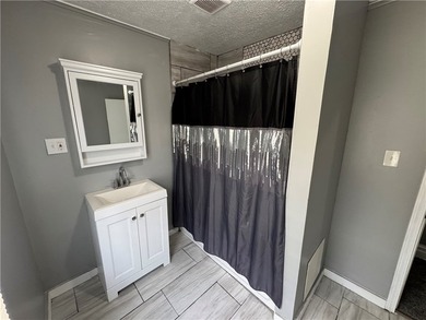 Welcome home to this beautifully remodeled 3 bedroom, 1 bathroom - photo 29