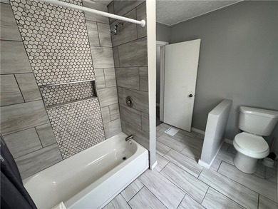Welcome home to this beautifully remodeled 3 bedroom, 1 bathroom - photo 31