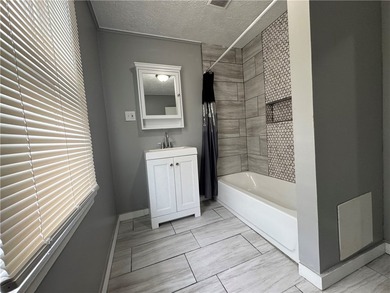 Welcome home to this beautifully remodeled 3 bedroom, 1 bathroom - photo 32