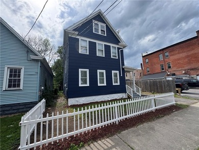Welcome home to this beautifully remodeled 3 bedroom, 1 bathroom - photo 40