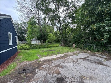 Welcome home to this beautifully remodeled 3 bedroom, 1 bathroom - photo 43