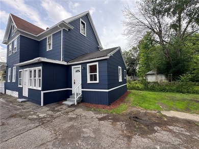 Welcome home to this beautifully remodeled 3 bedroom, 1 bathroom - photo 45