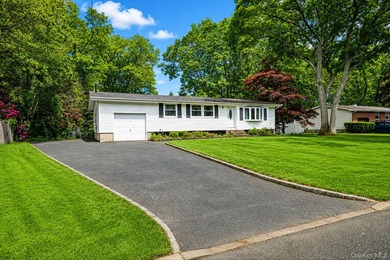 Lovingly maintained three bedroom home featuring an upgraded - photo 2