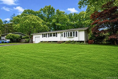 Lovingly maintained three bedroom home featuring an upgraded - photo 3