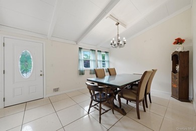 Lovingly maintained three bedroom home featuring an upgraded - photo 4
