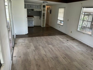 Cute and Cozy 2 bed, 2 bath home ready for your special touch - photo 4